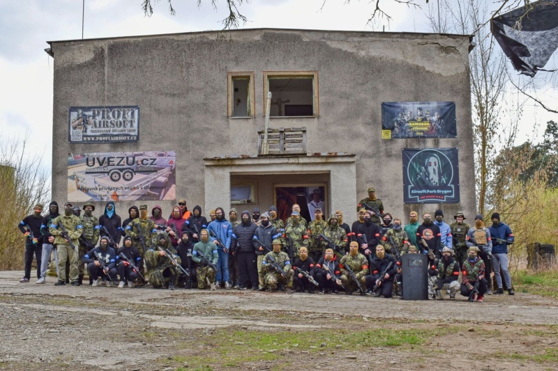 Apríl v maskáčích: Žáci a studenti automobilní školy vyměnili učebnice za airsoftovou výstroj