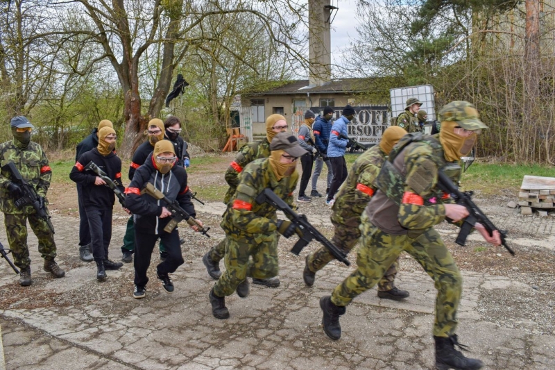 Apríl v maskáčích: Žáci a studenti automobilní školy vyměnili učebnice za airsoftovou výstroj