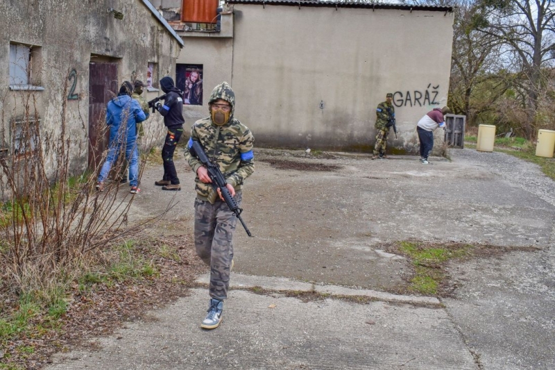 Apríl v maskáčích: Žáci a studenti automobilní školy vyměnili učebnice za airsoftovou výstroj