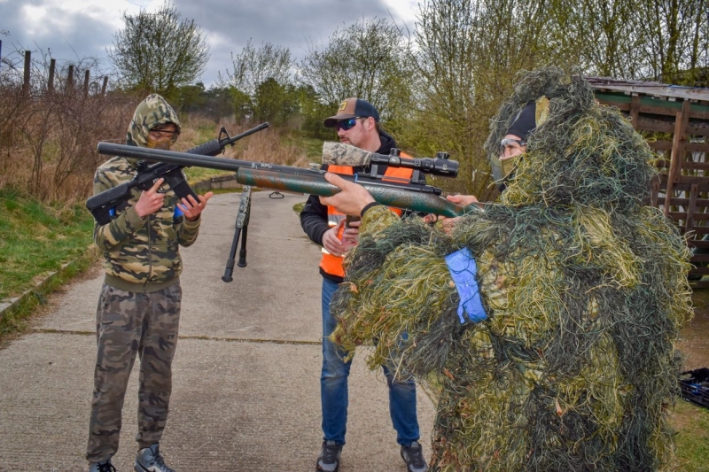 Apríl v maskáčích: Žáci a studenti automobilní školy vyměnili učebnice za airsoftovou výstroj