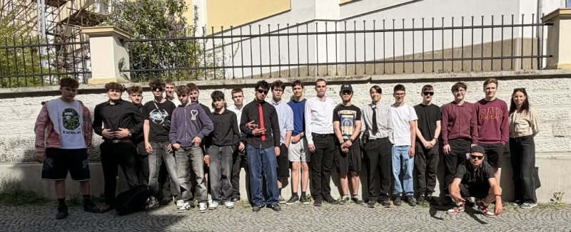 „HEY PEOPLE!“ – ANGLIČTINA MIMO LAVICE