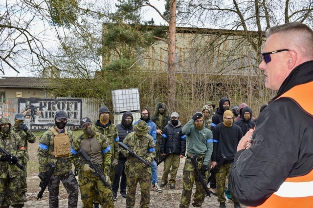 Aktuality - Apríl v&nbsp;maskáčích: Žáci a&nbsp;studenti automobilní školy vyměnili učebnice za airsoftovou výstroj